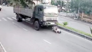Xe máy bị xe tải cán tử vong ở Khánh Hòa