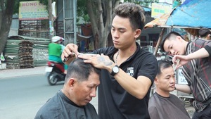 “Tiệm cắt tóc” đặc biệt của những người lao động nghèo
