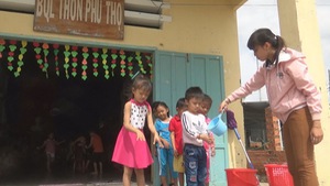 Trẻ mẫu giáo học nhờ trụ sở thôn không nước, không nhà vệ sinh