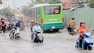 Ảnh hưởng bão số 9, TP.HCM đối mặt nguy cơ ngập diện rộng