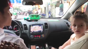 Bé gái phiên dịch cho mẹ và chú lái taxi gây sốt cộng đồng mạng