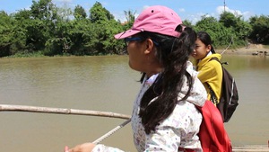 Học sinh kéo bè phao vượt sông Cái đến trường
