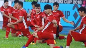 Đội tuyển Việt Nam miệt mài tập luyện dưới mưa chuẩn bị cho chung kết AFF Cup