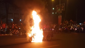 Xe ba gác cháy ngùn ngụt trên đường phố Biên Hòa