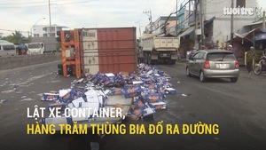 Lật xe container, hàng trăm thùng bia đổ ra đường