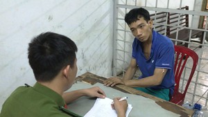 Giải cứu đối tượng cướp giật bị mắc kẹt ở rãnh cống