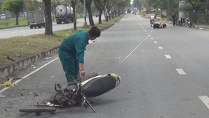 Chạy xe máy ngược chiều trên đại lộ gây tai nạn, 3 người nhập viện