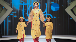 Giải trí 24h: Hoa hậu Tiểu Vy trình diễn thời trang cùng các em nhỏ