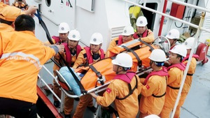 Cứu thành công 4 thuyền viên Philipines bị thương nặng