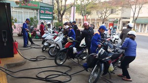 Tăng thuế bảo vệ môi trường xăng dầu, người tiêu dùng lãnh đủ
