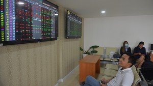 Ngược đường thế giới, ngân hàng lại kéo chứng khoán đi lên