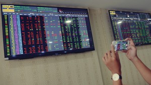 Cổ phiếu Vingroup tỏa sáng, VN Index tăng 27 điểm
