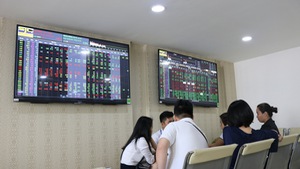 Chứng khoán bốc hơi 67.000 tỉ, chuyên gia nói 'đừng hoang mang'