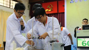 Hào hứng cuộc thi 'Cơn lốc hóa học'