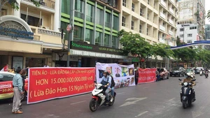 Căng băng rôn tố cáo đường dây tiền ảo đa cấp lừa 15.000 tỉ đồng