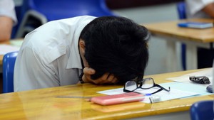 Mẹ có biết con đã phải đánh đổi gì để lấy điểm 9, 10 cho mẹ?