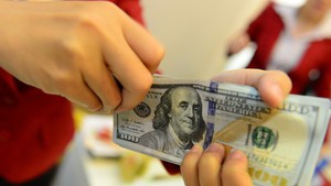 Giá USD ngân hàng hạ nhiệt, USD tự do vẫn cao