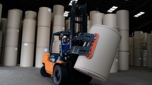 Đau đầu với giá giấy tăng chóng mặt