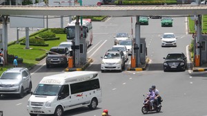 Thu phí sân bay: Sai sao chưa dừng?