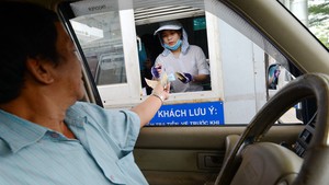 Dừng thu phí xe hơi vào sân bay đi, đừng lý giải nữa