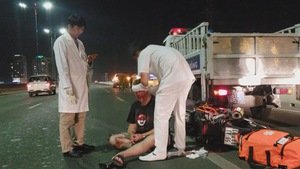 Người nước ngoài tông vào xe cảnh sát đang giải quyết hiện trường tai nạn chết người