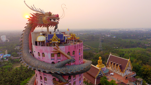 Ngôi đền hồng độc đáo với rồng khổng lồ uốn lượn ở Thái Lan