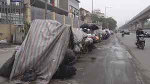 Hà Nội: Rác chất ngổn ngang sau 3 ngày dân ngăn xe chở rác