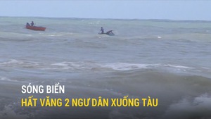 Sóng biển hất văng 2 ngư dân xuống tàu, 1 người mất tích