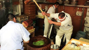 Mochi đập: Nghệ thuật làm bánh siêu đặc sắc tại Nhật Bản