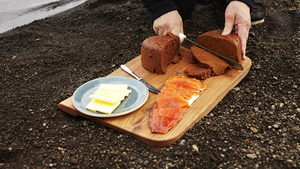 Khám phá cách nướng bánh mì độc, lạ ở Iceland