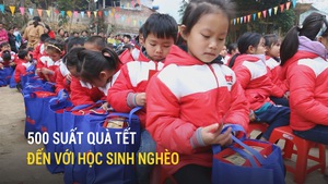 500 suất quà Tết của bạn đọc Tuổi Trẻ đến với học sinh vùng cao Quan Sơn