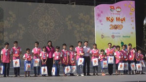 TP.HCM tặng 2.000 phần quà xuân cho trẻ em nghèo đón Tết