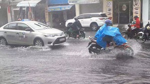 Ảnh hưởng của cơn bão số 1, thành phố Cà Mau chìm trong biển nước