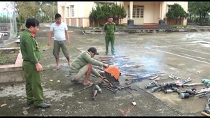Công an Lâm Đồng tiêu hủy gần 100 khẩu súng tự chế