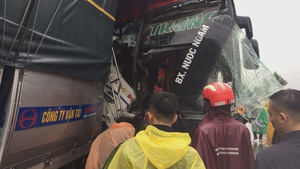 Xe tải đối đầu xe giường nằm, một người chết, ít nhất 15 người bị thương