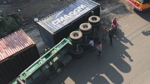 Phút cảnh báo: Nguy cơ lật xe khi chạy xuống gầm cầu Đồng Nai