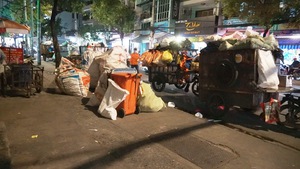 Tập kết rác ngay khu dân cư, người dân “hưởng” trọn