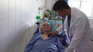 Can thiệp mạch vành cấp cứu cho cụ ông 90 tuổi người Bỉ