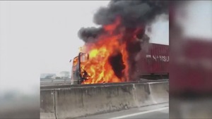 Xe container cháy ngùn ngụt trên đường dẫn cao tốc