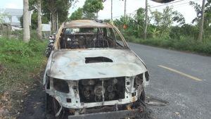 Ô tô 7 chỗ bốc cháy khi đang lưu thông trên đường