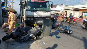 Xe tải nặng tông hàng loạt xe máy dừng chờ đèn đỏ tại Long An