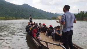Hàng trăm học sinh “nín thở” qua sông đến trường