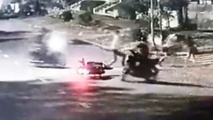 Công an truy bắt băng nhóm cướp xe máy trên đường Nguyễn Văn Linh, quận 7