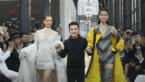 Giải trí 24h: Hoa hậu Tiểu Vy, Lương Thùy Linh làm vedette show thời trang của Lê Thanh Hòa