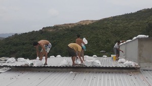 Dân xóm núi ở Nha Trang gia cố nhà cửa đón bão số 5