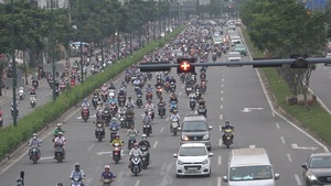 Phút cảnh báo: Báo động tình trạng xe máy “náo loạn” trên đường Phạm Văn Đồng