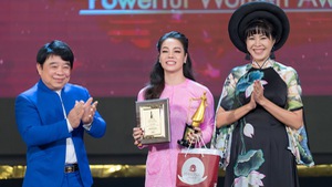 Diễn viên Nhật Kim Anh nhận giải Phụ nữ quyền năng được yêu thích nhất