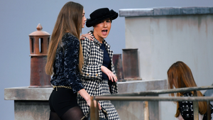 Người lạ xông lên sàn catwalk trong show thời trang của Chanel