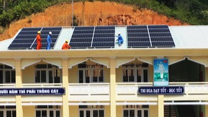 Trao tặng 2 hệ thống điện mặt trời trường học tại Quảng Nam