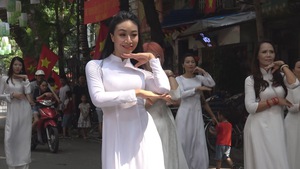 Ấn tượng với màn nhảy flashmob “Áo dài ơi” tại phố Phùng Hưng